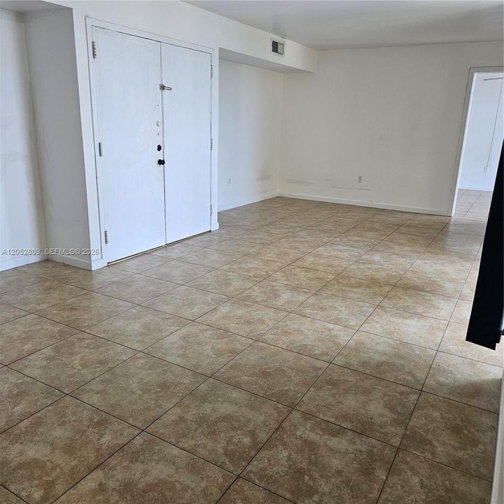 For Sale: $300,000 (3 beds, 2 baths, 1114 Square Feet)