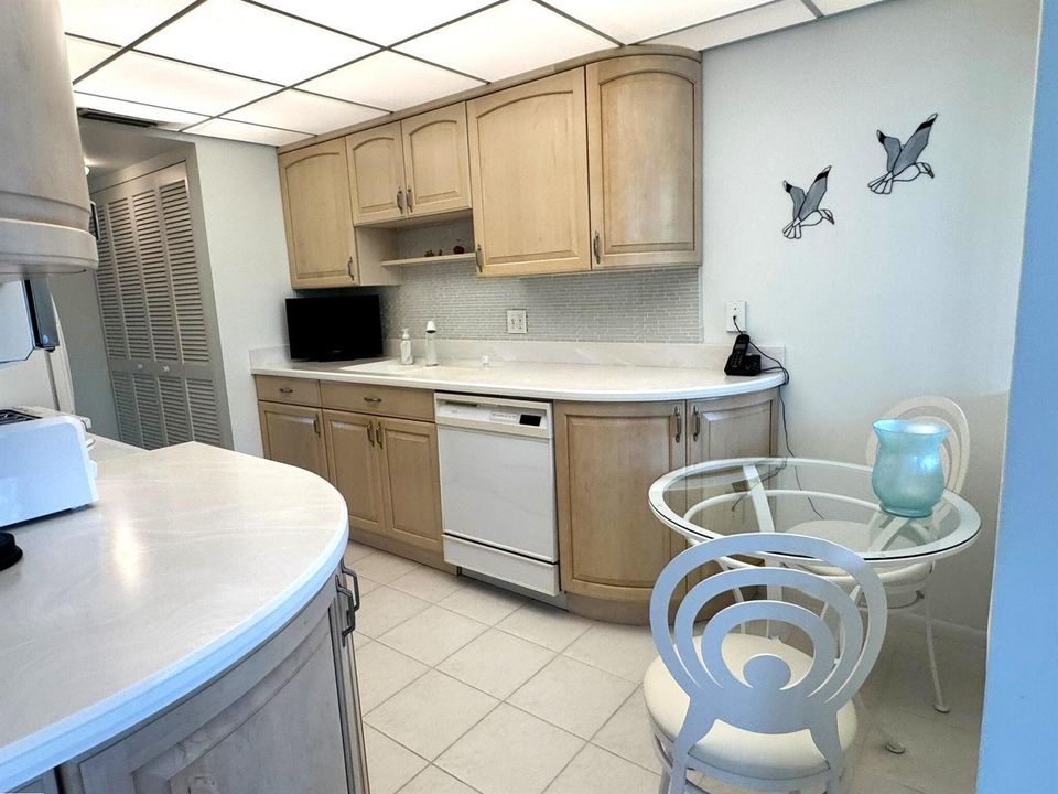 Kitchen & Breakfast Table