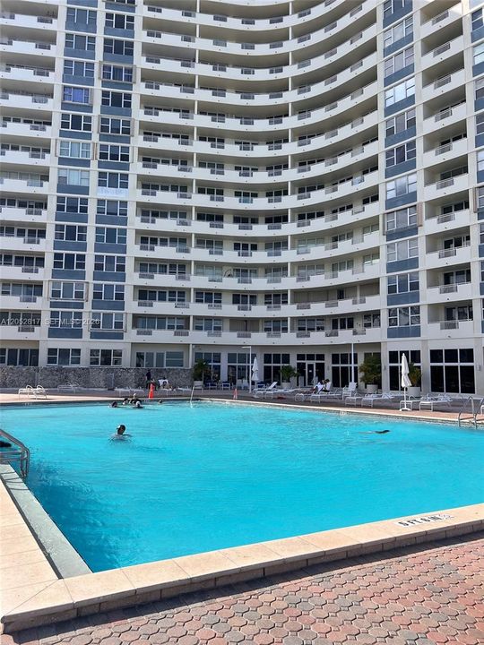 For Rent: $2,350 (1 beds, 1 baths, 738 Square Feet)