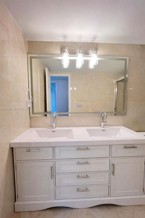 For Rent: $2,350 (1 beds, 1 baths, 738 Square Feet)
