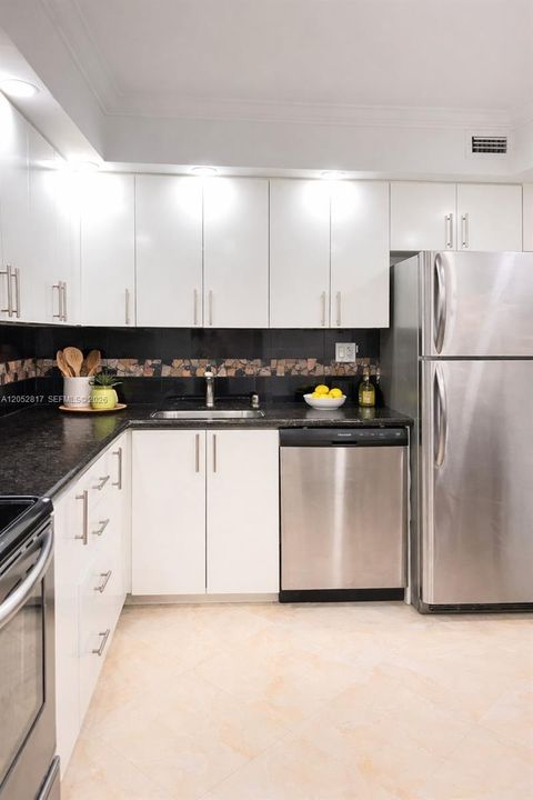For Rent: $2,350 (1 beds, 1 baths, 738 Square Feet)