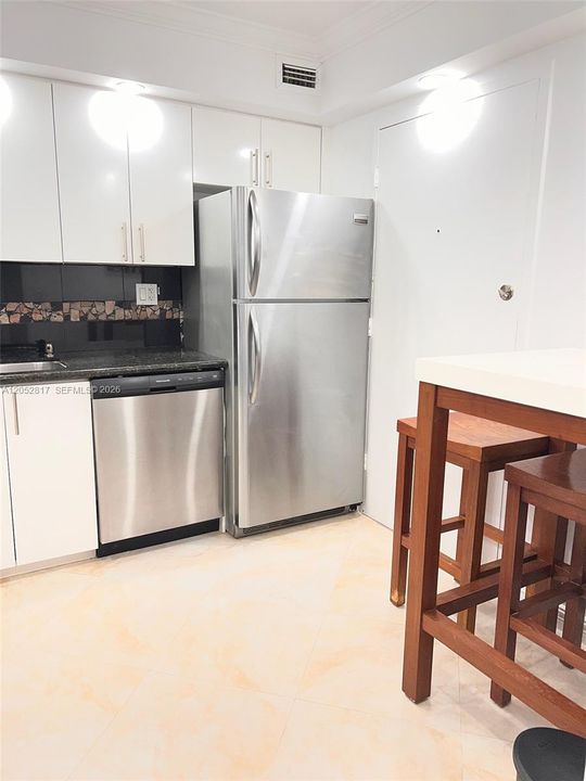 For Rent: $2,350 (1 beds, 1 baths, 738 Square Feet)