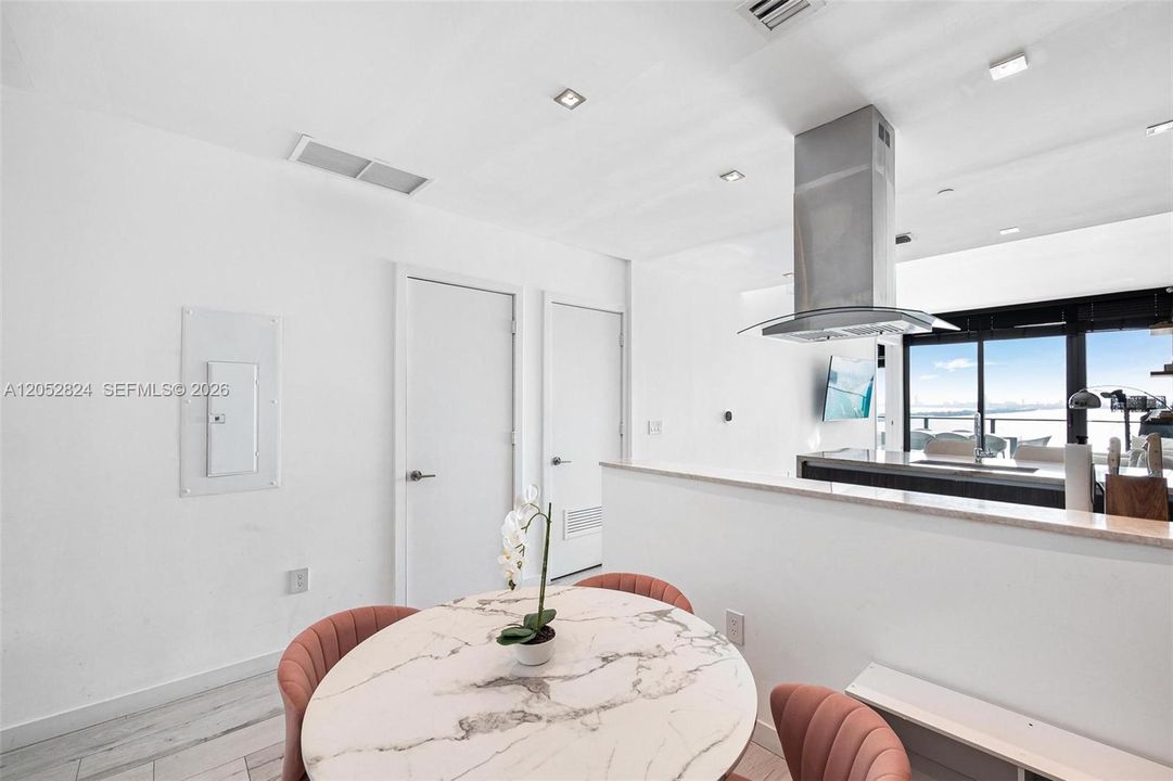 В аренду: $6,800 (2 спален, 2 ванн, 1187 Квадратных фут)