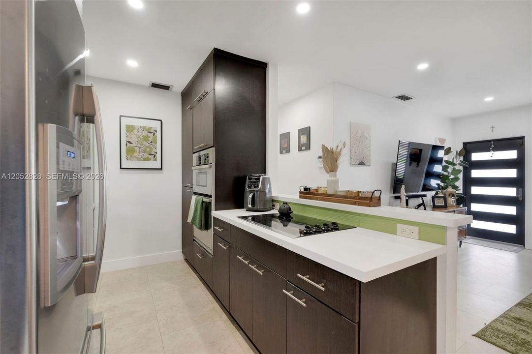 En Venta: $689,000 (3 camas, 2 baños, 1220 Pies cuadrados)