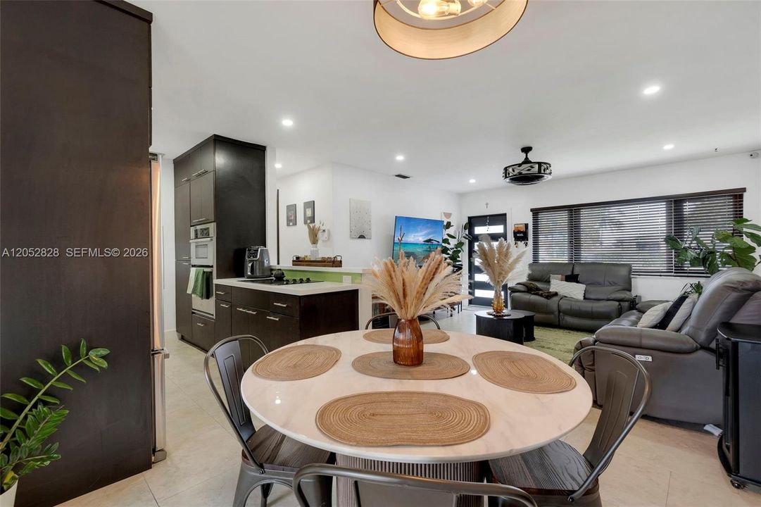 En Venta: $689,000 (3 camas, 2 baños, 1220 Pies cuadrados)
