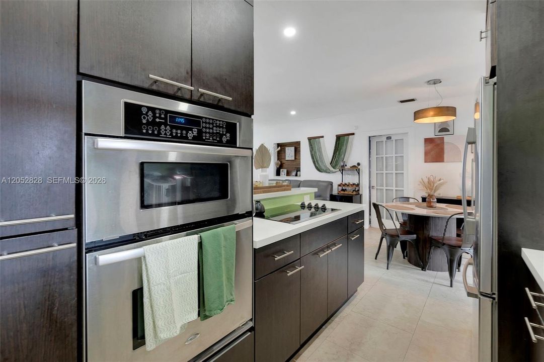 En Venta: $689,000 (3 camas, 2 baños, 1220 Pies cuadrados)