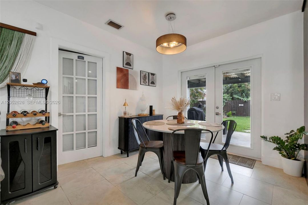 En Venta: $689,000 (3 camas, 2 baños, 1220 Pies cuadrados)