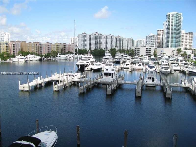 For Rent: $2,300 (1 beds, 1 baths, 1077 Square Feet)