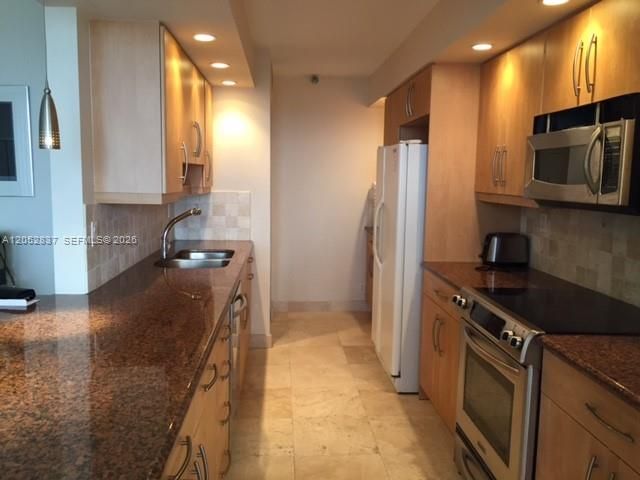 For Rent: $2,300 (1 beds, 1 baths, 1077 Square Feet)