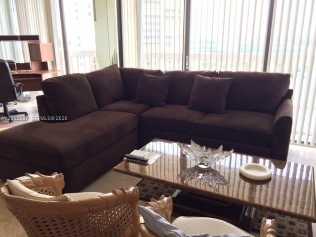 For Rent: $2,300 (1 beds, 1 baths, 1077 Square Feet)