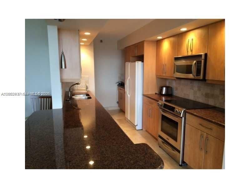 For Rent: $2,300 (1 beds, 1 baths, 1077 Square Feet)