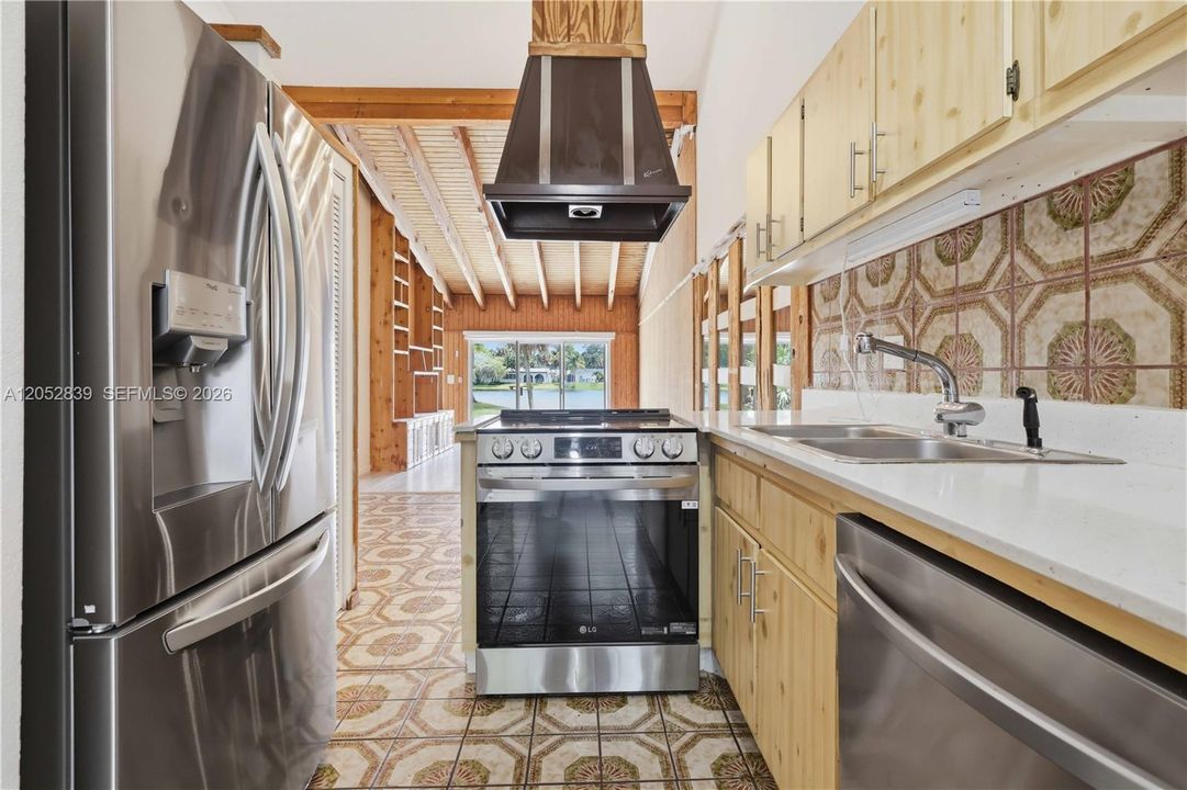 For Sale: $450,000 (2 beds, 2 baths, 1196 Square Feet)