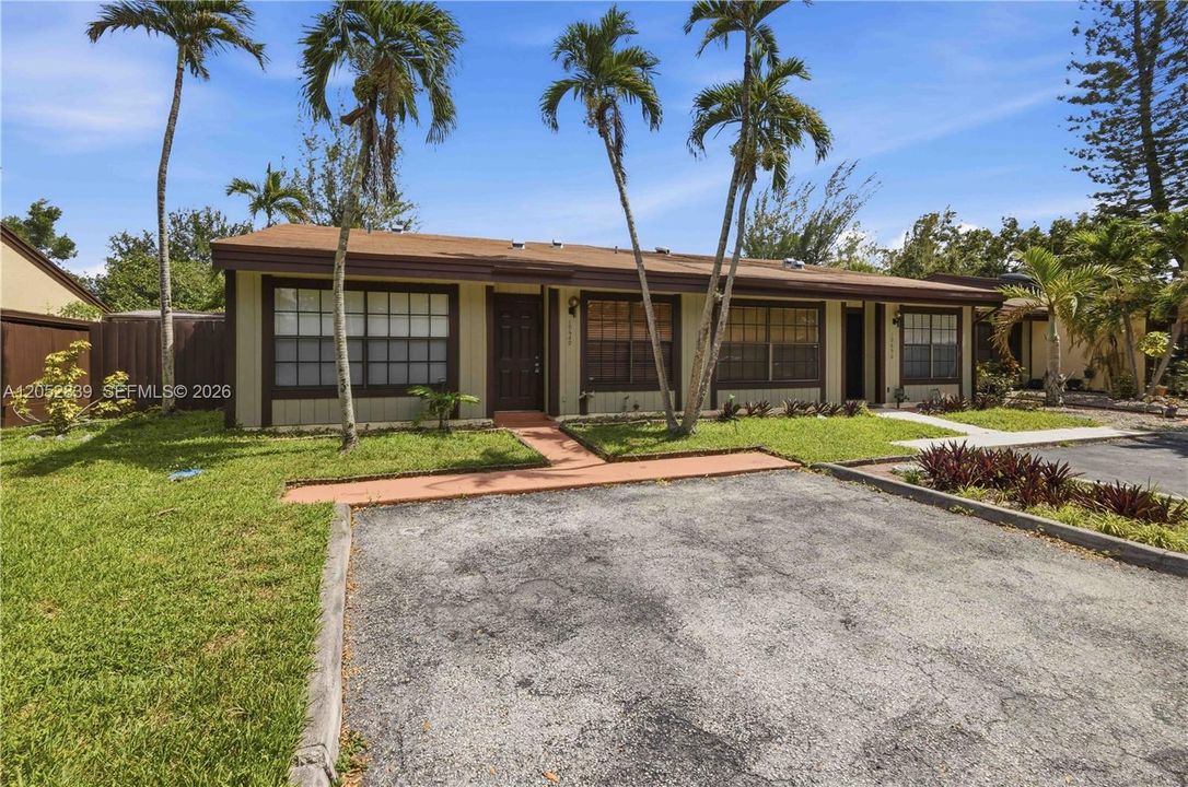 For Sale: $450,000 (2 beds, 2 baths, 1196 Square Feet)