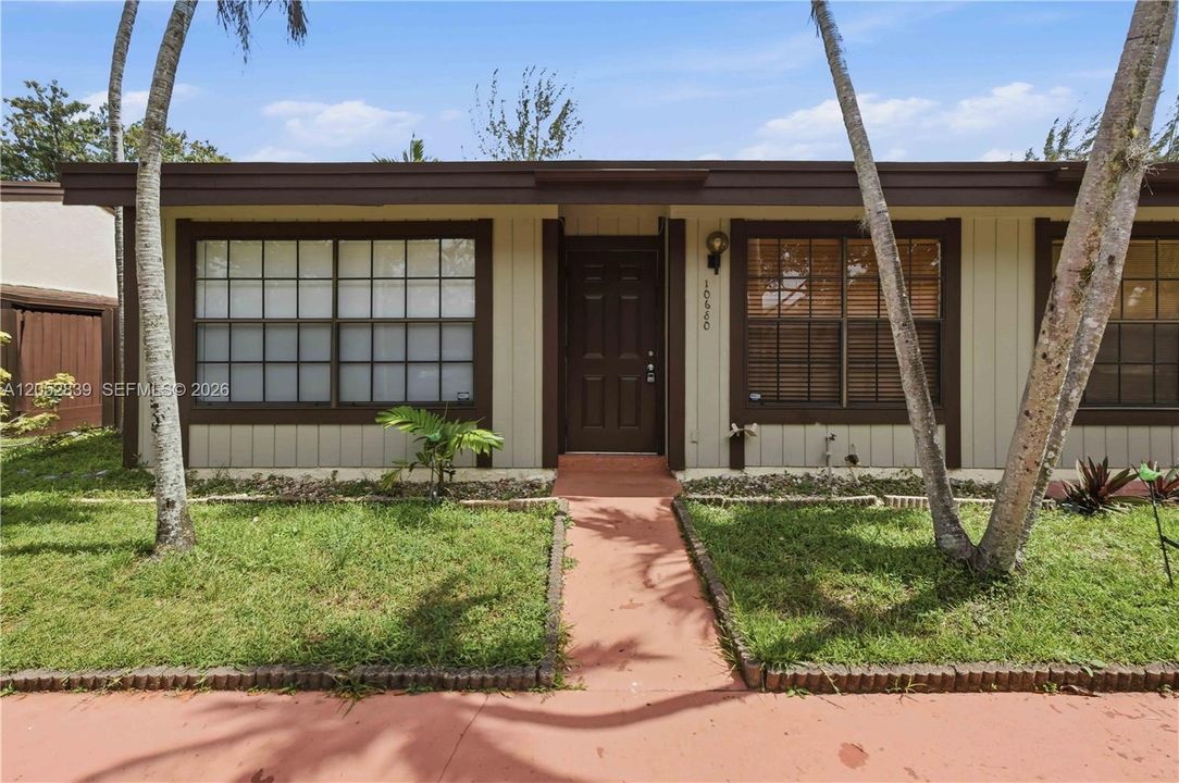 For Sale: $450,000 (2 beds, 2 baths, 1196 Square Feet)