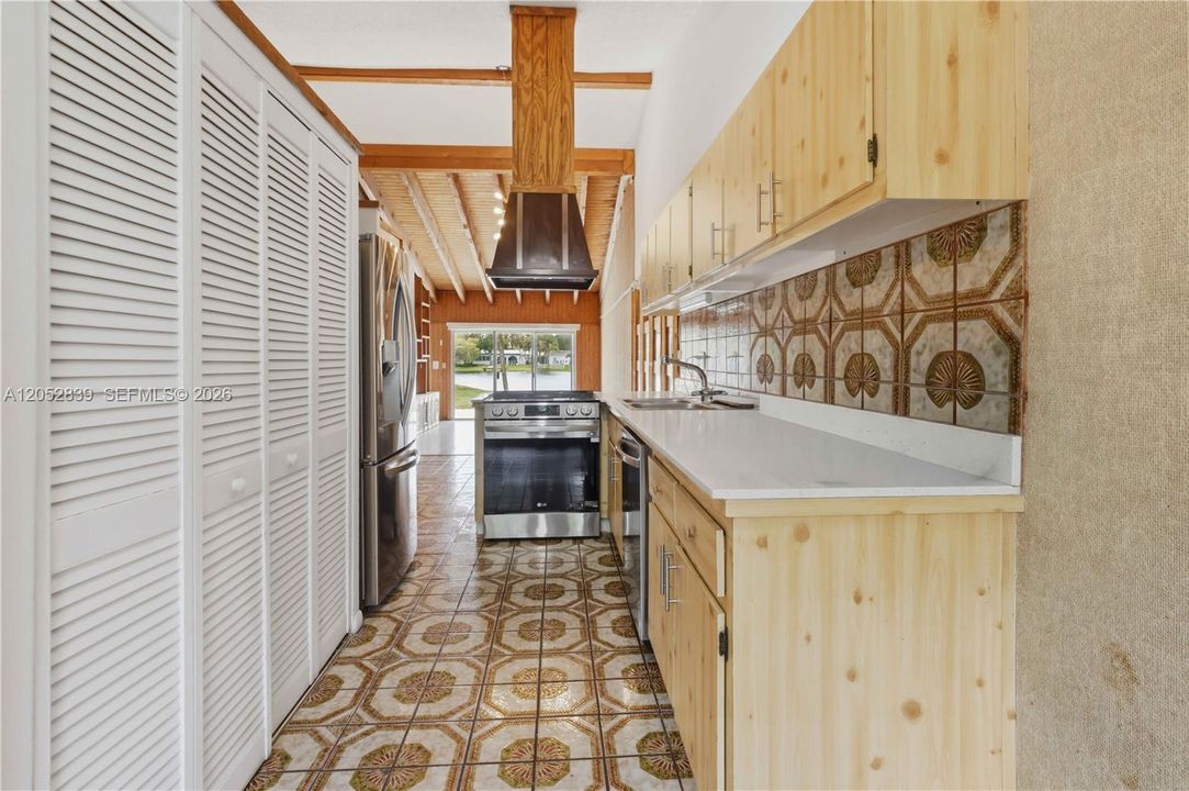For Sale: $450,000 (2 beds, 2 baths, 1196 Square Feet)