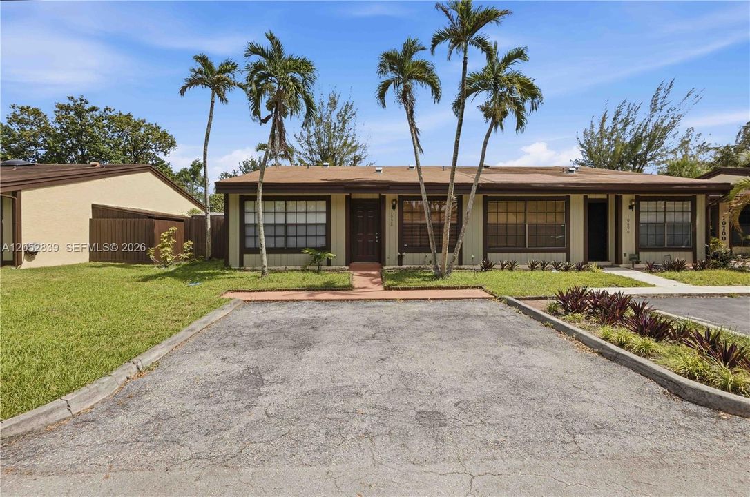 For Sale: $450,000 (2 beds, 2 baths, 1196 Square Feet)