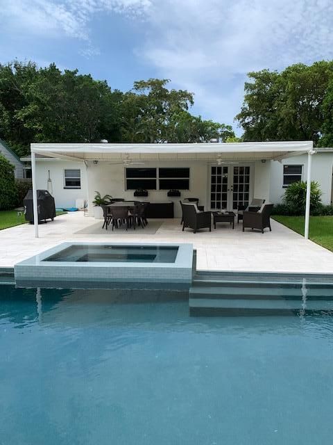 Pool to patio