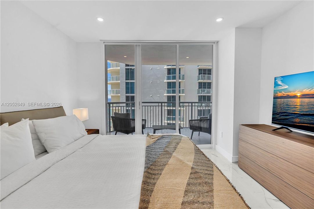 For Sale: $740,000 (2 beds, 2 baths, 1290 Square Feet)