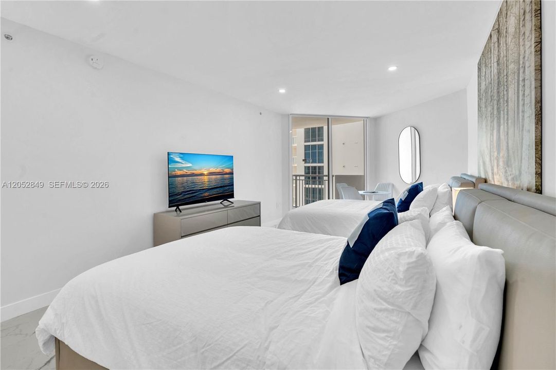 For Sale: $740,000 (2 beds, 2 baths, 1290 Square Feet)