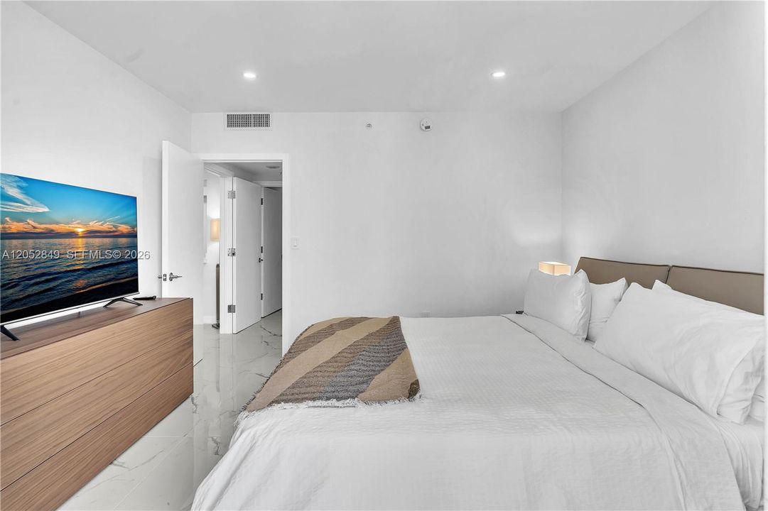 For Sale: $740,000 (2 beds, 2 baths, 1290 Square Feet)