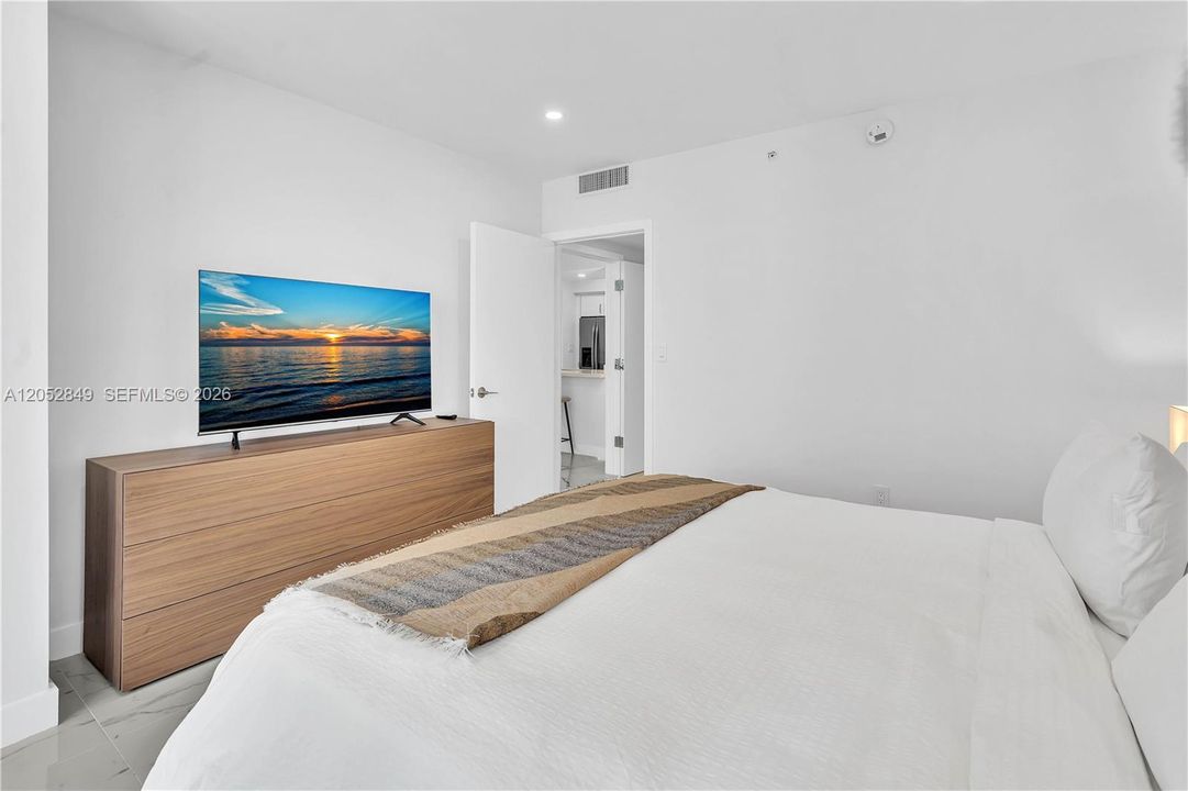 For Sale: $740,000 (2 beds, 2 baths, 1290 Square Feet)