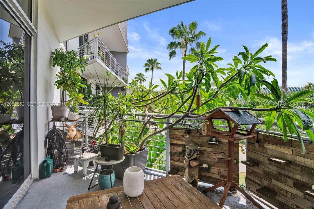 For Sale: $689,000 (1 beds, 1 baths, 1046 Square Feet)