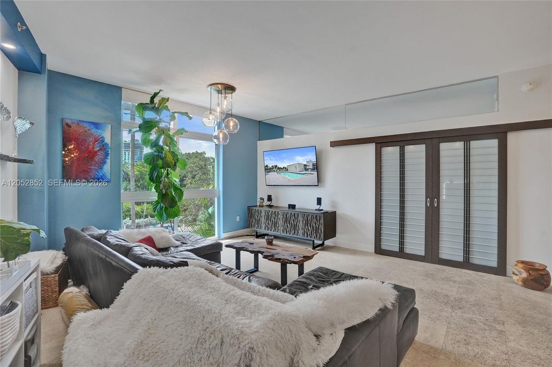 For Sale: $689,000 (1 beds, 1 baths, 1046 Square Feet)