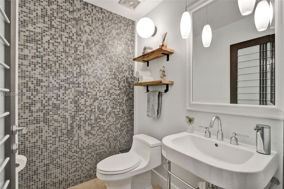 For Sale: $689,000 (1 beds, 1 baths, 1046 Square Feet)
