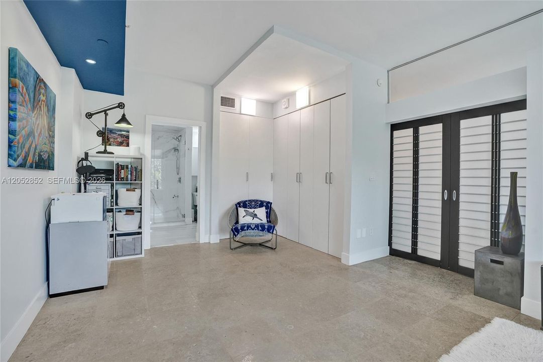 For Sale: $689,000 (1 beds, 1 baths, 1046 Square Feet)