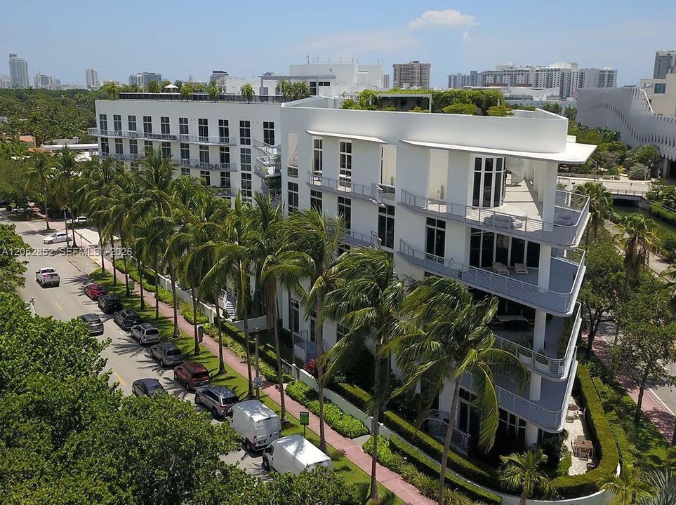 For Sale: $689,000 (1 beds, 1 baths, 1046 Square Feet)