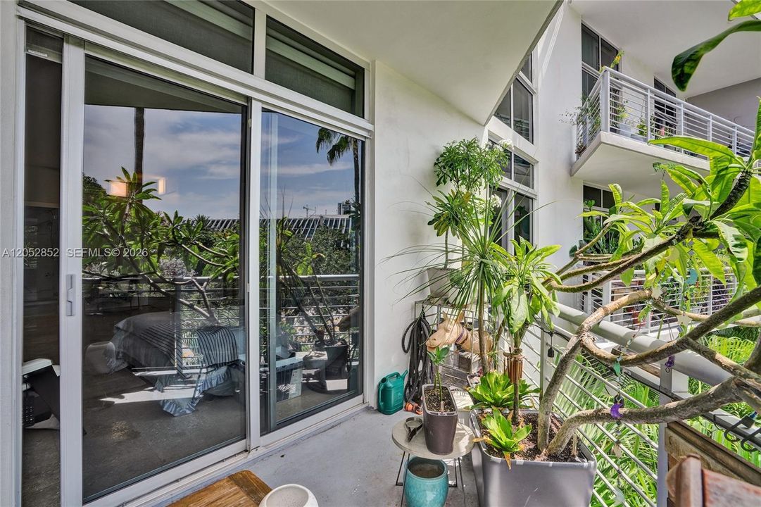 For Sale: $689,000 (1 beds, 1 baths, 1046 Square Feet)