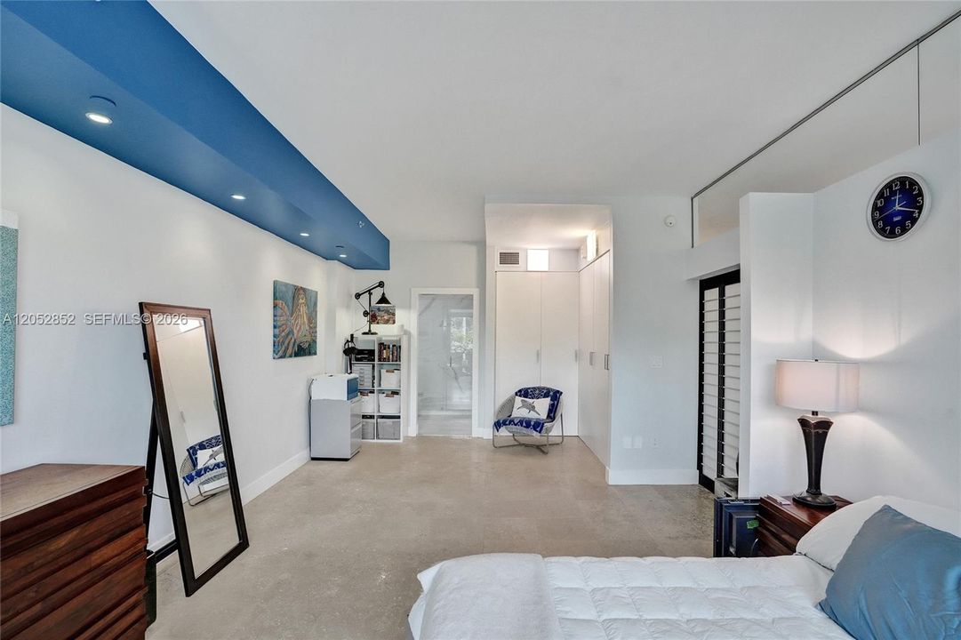 For Sale: $689,000 (1 beds, 1 baths, 1046 Square Feet)