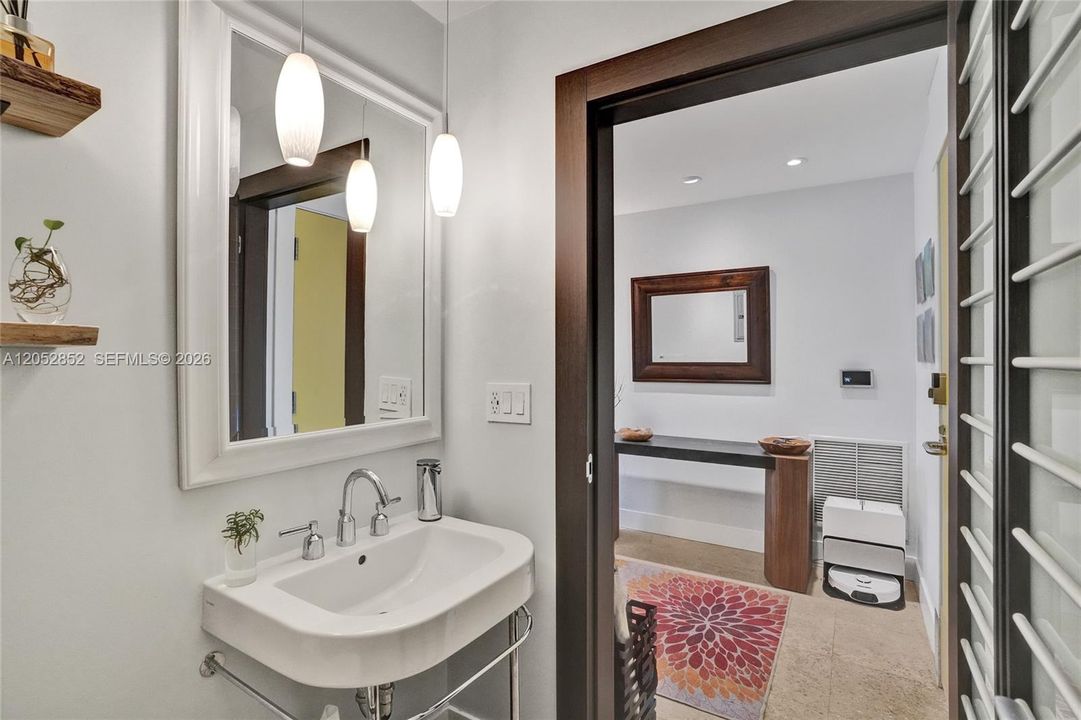 For Sale: $689,000 (1 beds, 1 baths, 1046 Square Feet)