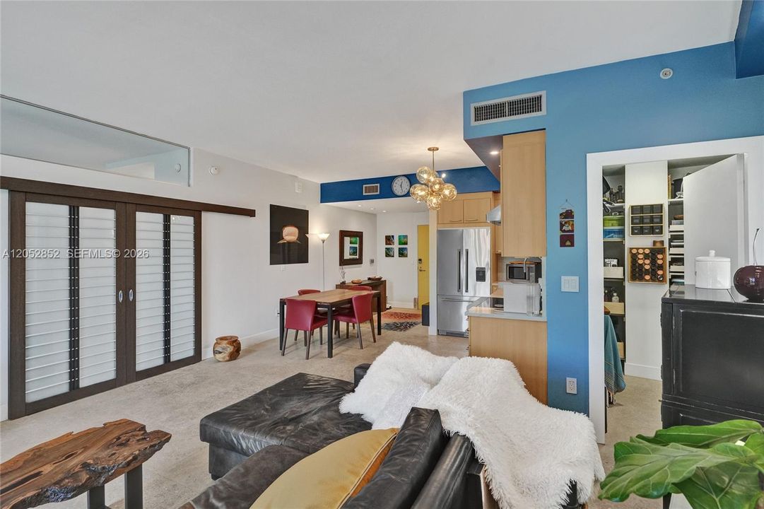 For Sale: $689,000 (1 beds, 1 baths, 1046 Square Feet)