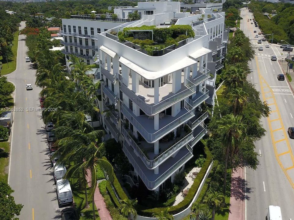 For Sale: $689,000 (1 beds, 1 baths, 1046 Square Feet)