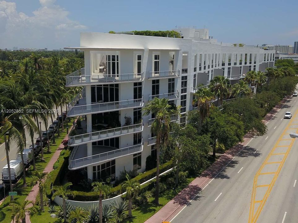 For Sale: $689,000 (1 beds, 1 baths, 1046 Square Feet)