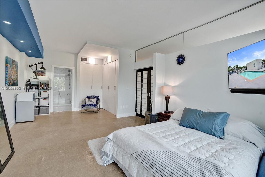 For Sale: $689,000 (1 beds, 1 baths, 1046 Square Feet)