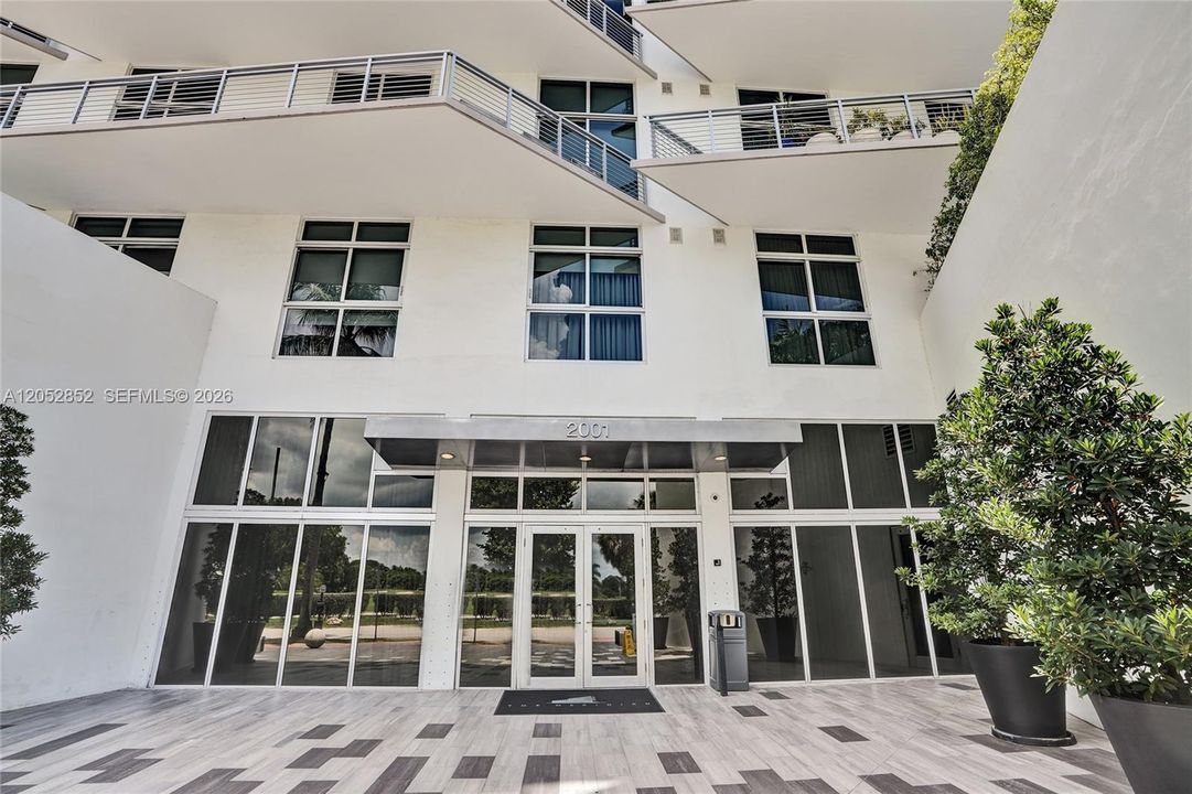 For Sale: $689,000 (1 beds, 1 baths, 1046 Square Feet)