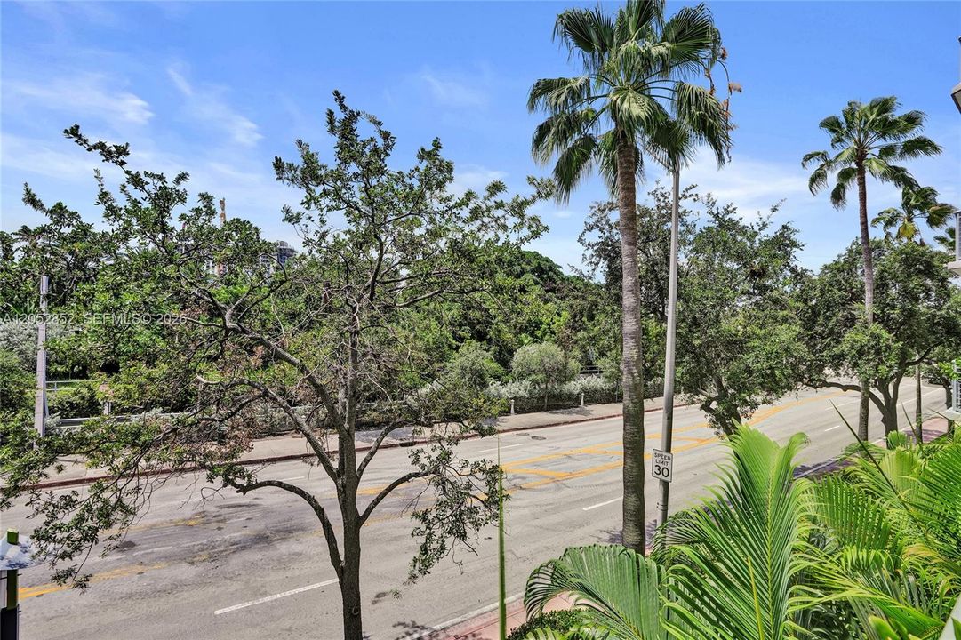 For Sale: $689,000 (1 beds, 1 baths, 1046 Square Feet)