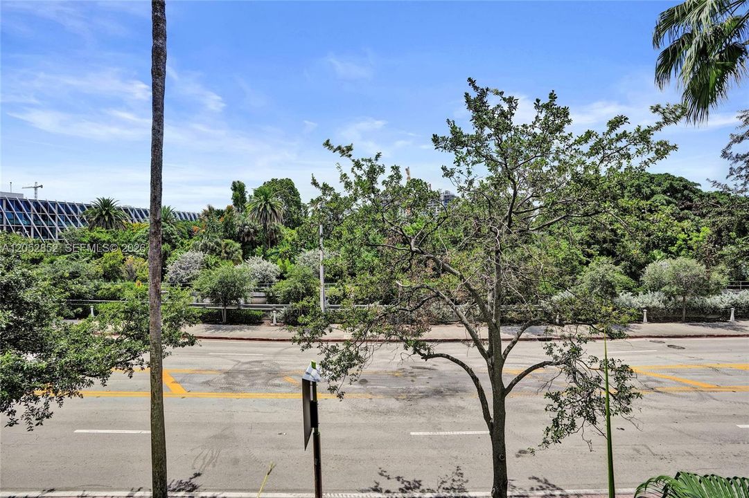 For Sale: $689,000 (1 beds, 1 baths, 1046 Square Feet)