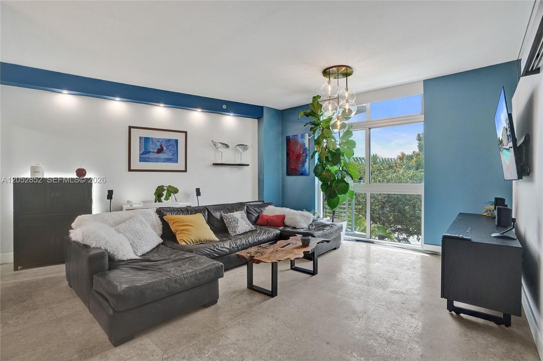 For Sale: $689,000 (1 beds, 1 baths, 1046 Square Feet)