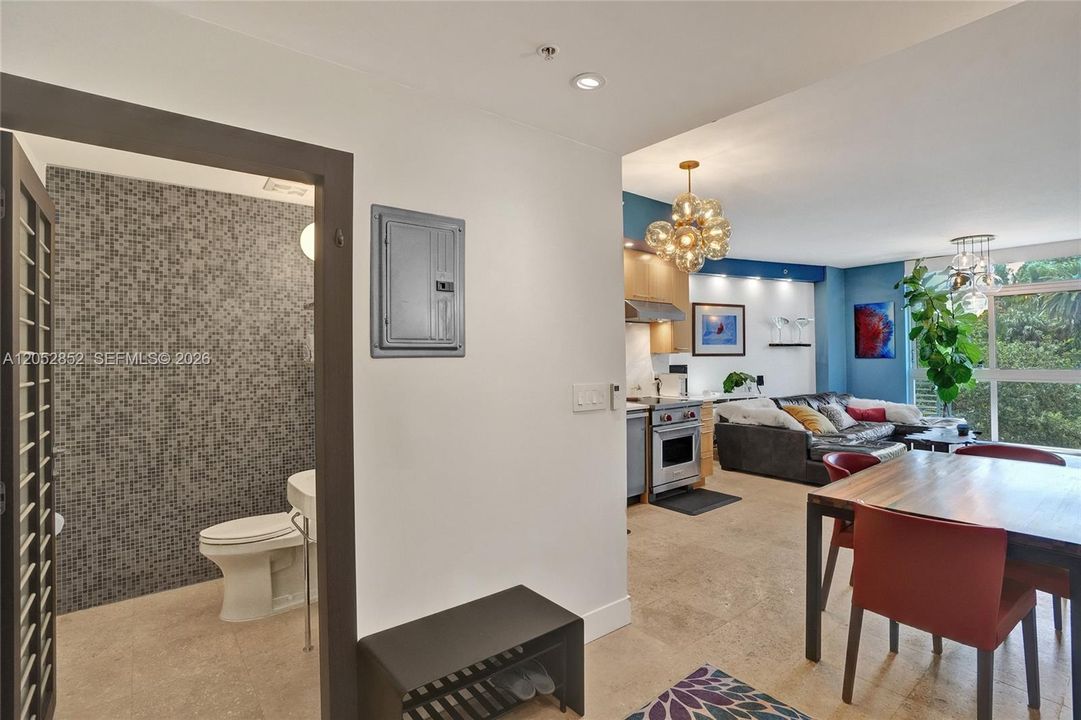 For Sale: $689,000 (1 beds, 1 baths, 1046 Square Feet)