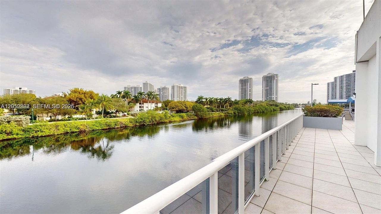 В аренду: $2,800 (2 спален, 2 ванн, 972 Квадратных фут)