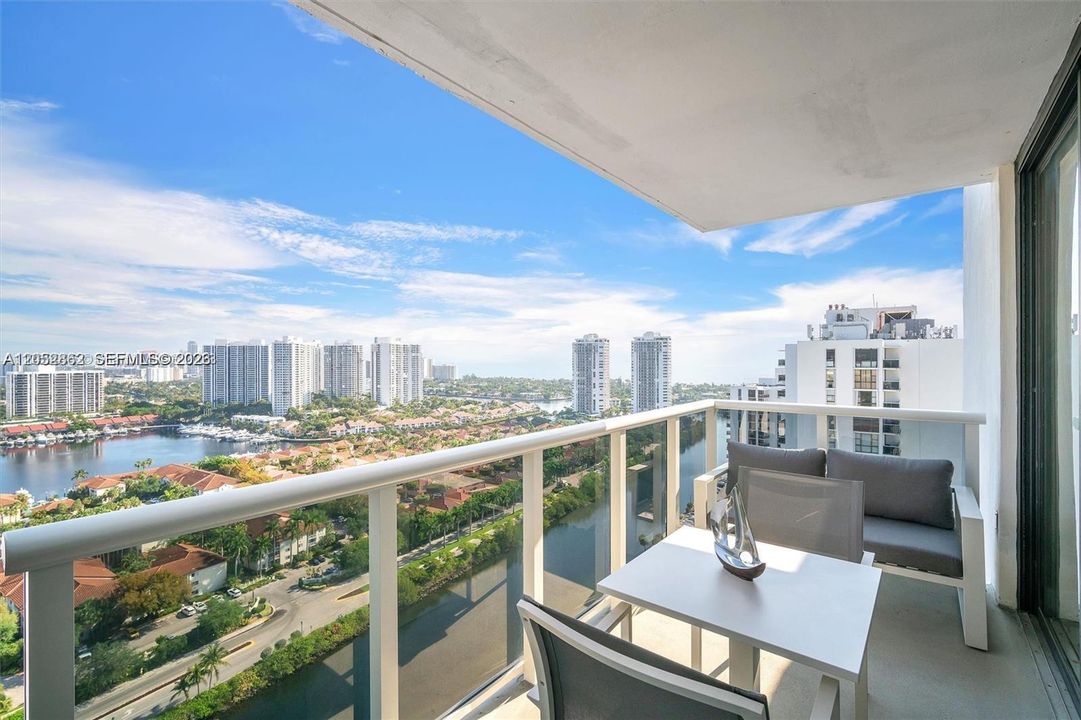 В аренду: $2,800 (2 спален, 2 ванн, 972 Квадратных фут)
