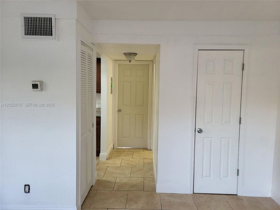 For Rent: $1,350 (1 beds, 1 baths, 800 Square Feet)