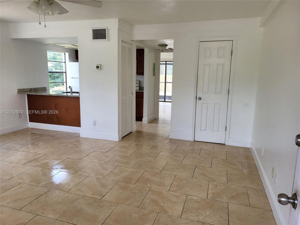 For Rent: $1,350 (1 beds, 1 baths, 800 Square Feet)