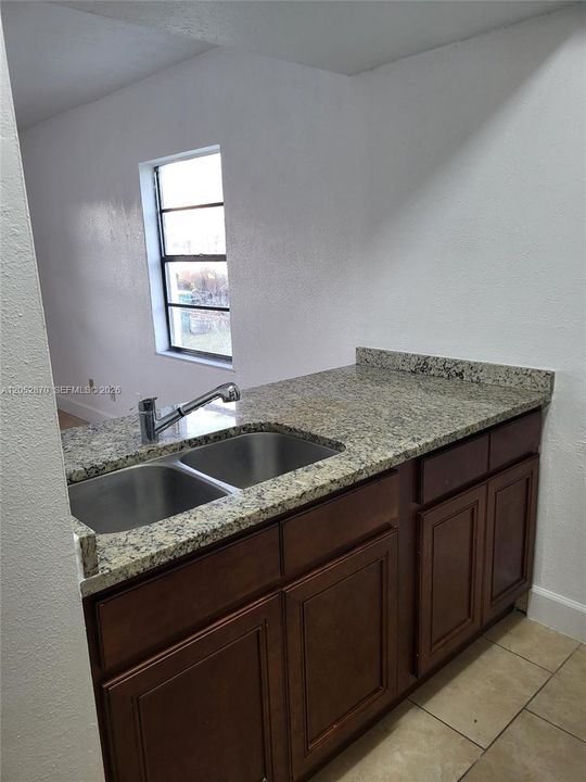 For Rent: $1,350 (1 beds, 1 baths, 800 Square Feet)