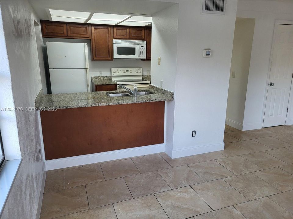 For Rent: $1,350 (1 beds, 1 baths, 800 Square Feet)