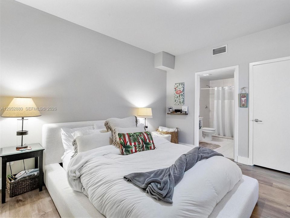 For Sale: $659,000 (1 beds, 2 baths, 1220 Square Feet)