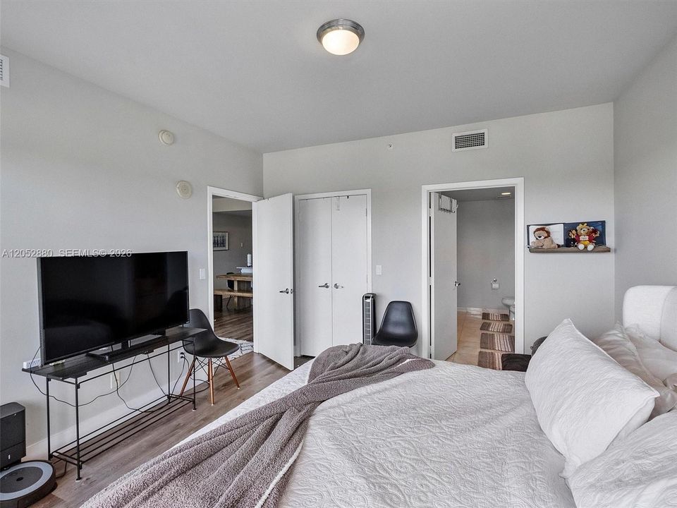 For Sale: $659,000 (1 beds, 2 baths, 1220 Square Feet)